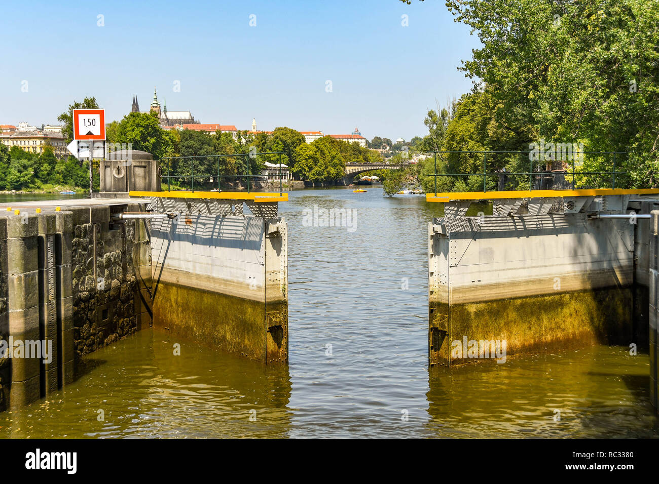 Praga, Repubblica ceca - Agosto 2018: pesanti cancelli di blocco chiusura sul fiume Vltava, che corre attraverso il centro di Praga. La serratura permette in barca sul fiume Foto Stock