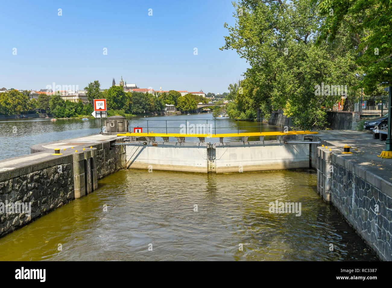 Praga, Repubblica ceca - Agosto 2018: pesanti cancelli di blocco chiusa sul fiume Vltava, che corre attraverso il centro di Praga. La serratura permette Imbarcazioni da fiume Foto Stock