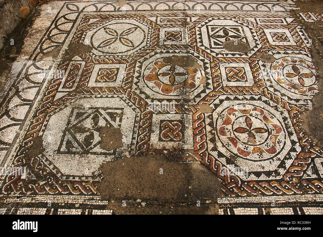Arte romana. Il Portogallo. Villa romana di Pisoes. 1 al iv secolo. Il mosaico policromo decorato con motivi geometrici. Vicino a Beja. El Alentejo. Foto Stock