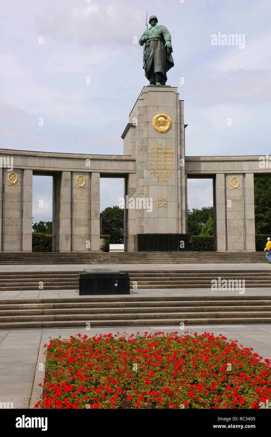 Germania. Berlino. Guerra sovietica Memorial, 1945. Progettato da Mikhail Gorvits. La scultura del soldato sovietico eretto da Vladimir Tsigal (b.1917) e Lev Curbel (1917-2003). Il Tiergarten. Foto Stock