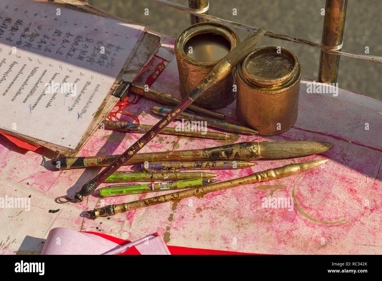 BANGKOK, Nuovo Anno Cinese tradizioni , tradizionalmente, su ciascun lato dello sportello anteriore, di bastone di una striscia di carta rossa Foto Stock