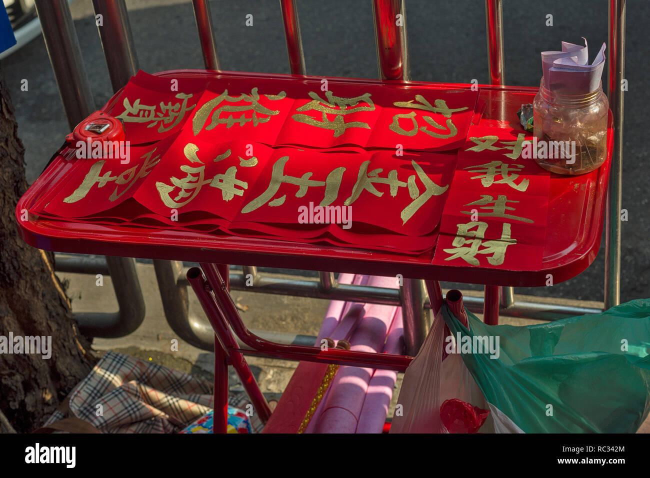 Vernici calligraphed poesie per il nuovo anno cinese a Chinatown a Bangkok, in Thailandia Foto Stock