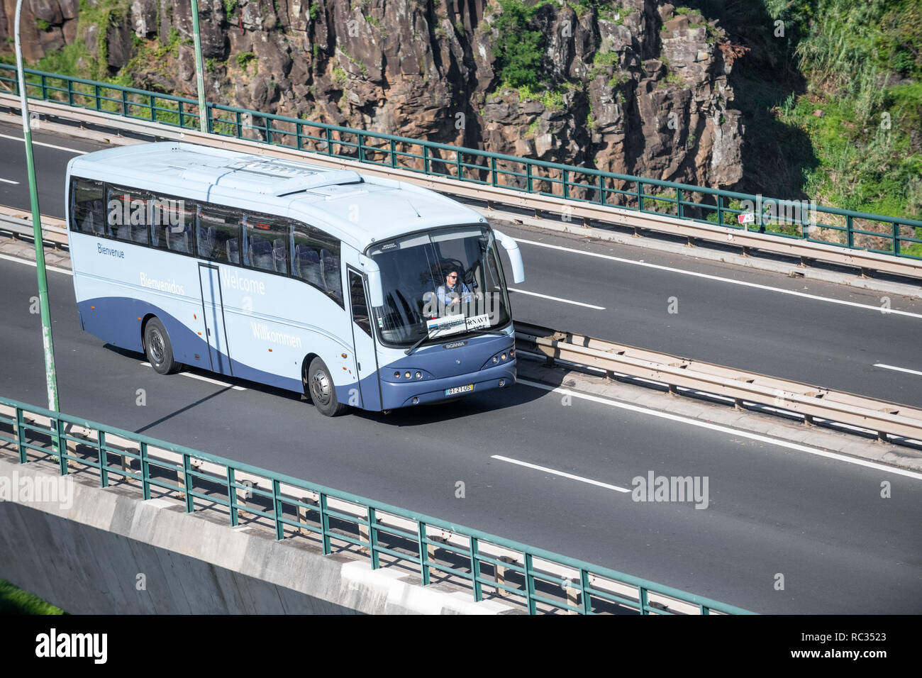 Single decker bus o autobus utilizzando l'autostrada sull'isola di Madera. Foto Stock