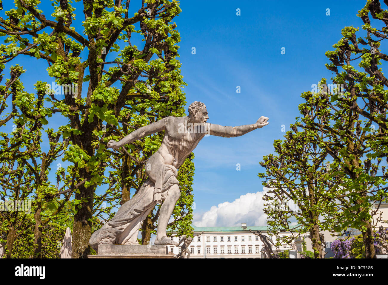 Statua di atleta all'ingresso di Mirabellgarten (giardini Mirabell) in Salzburg, Austria Foto Stock