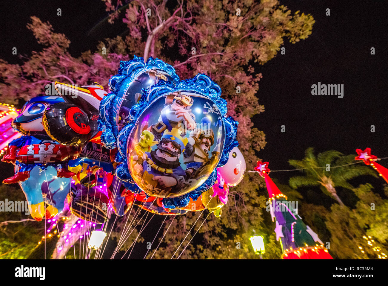 Palloncini per bambini con Disney carattere stampato su di loro a un open air Fiera di natale. Foto Stock