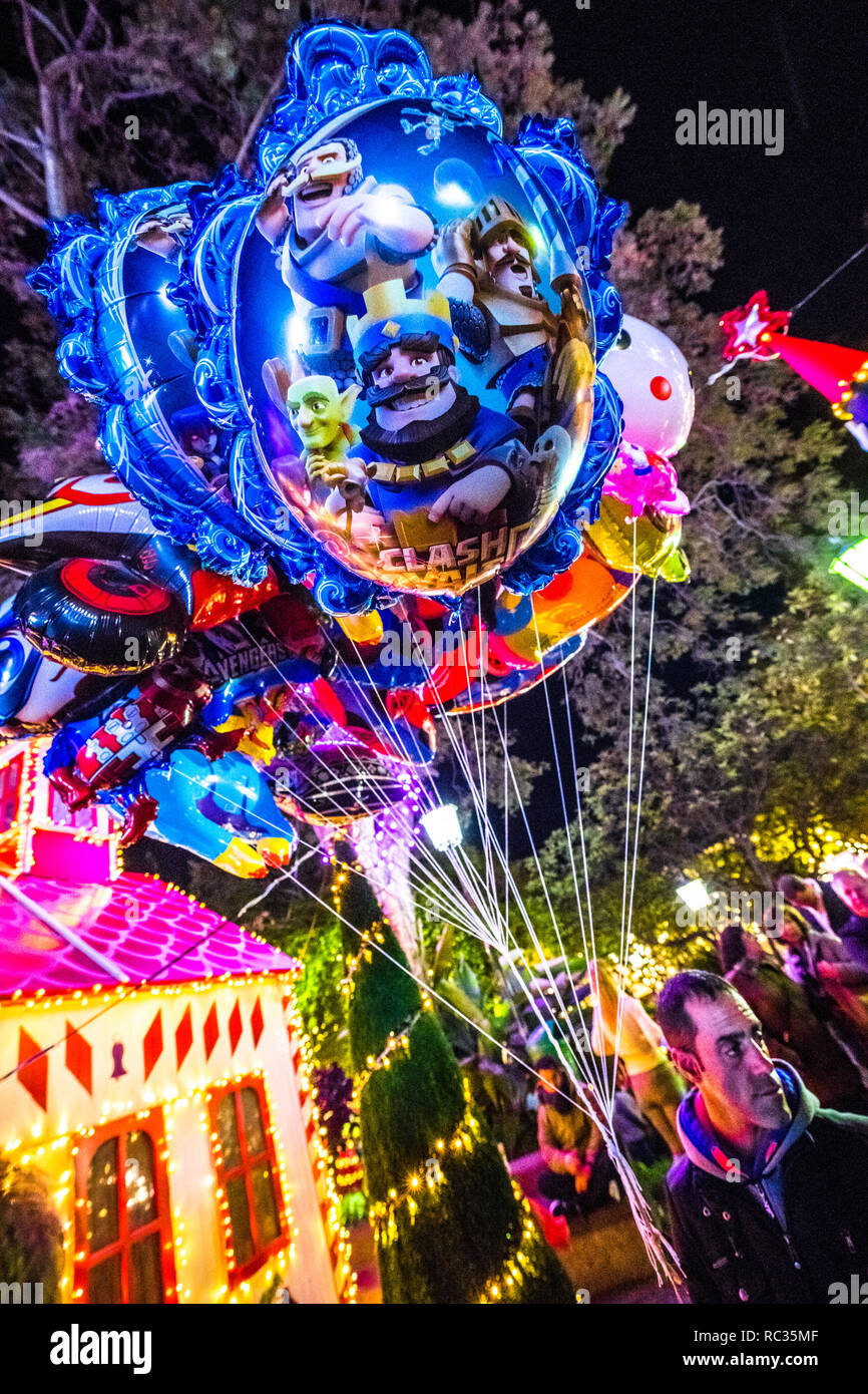 Palloncini per bambini con Disney carattere stampato su di loro a un open air Fiera di natale. Foto Stock
