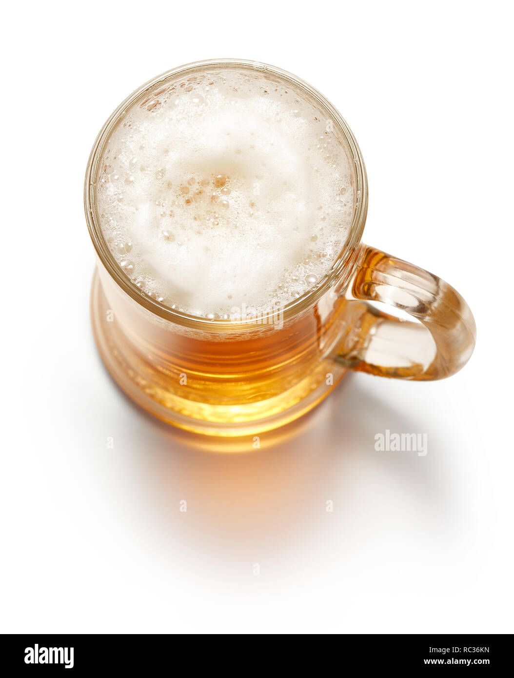 Vista superiore della tazza di birra isolato su sfondo bianco Foto Stock