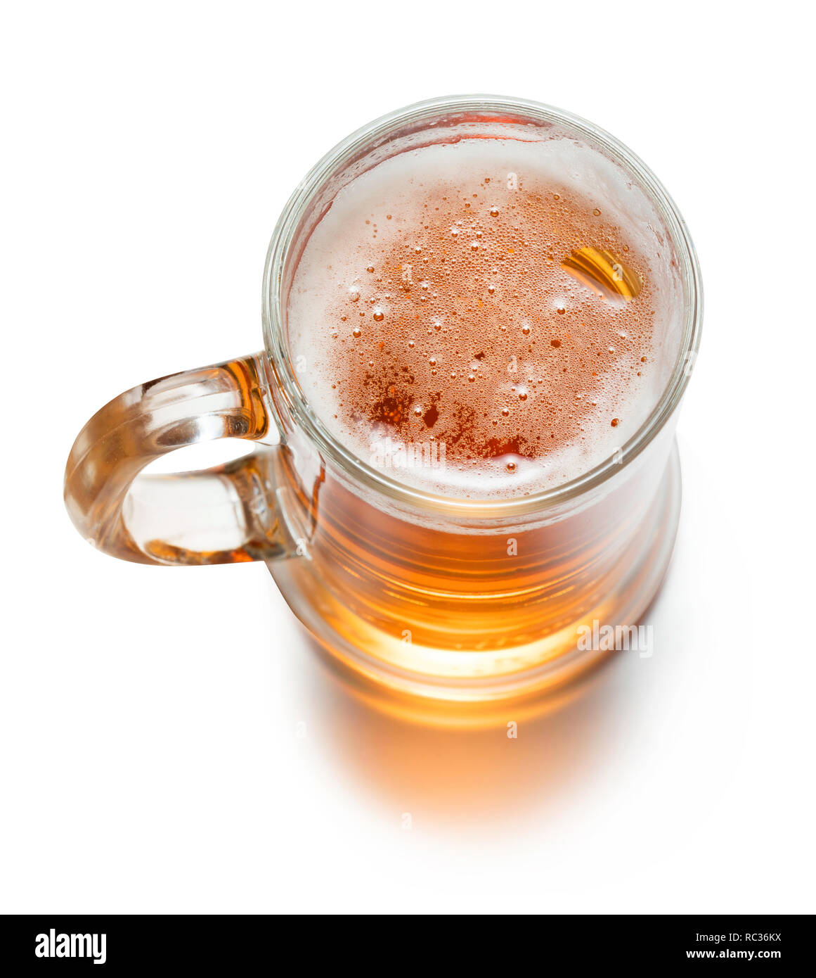 Vista superiore della tazza di birra con schiuma isolati su sfondo bianco Foto Stock