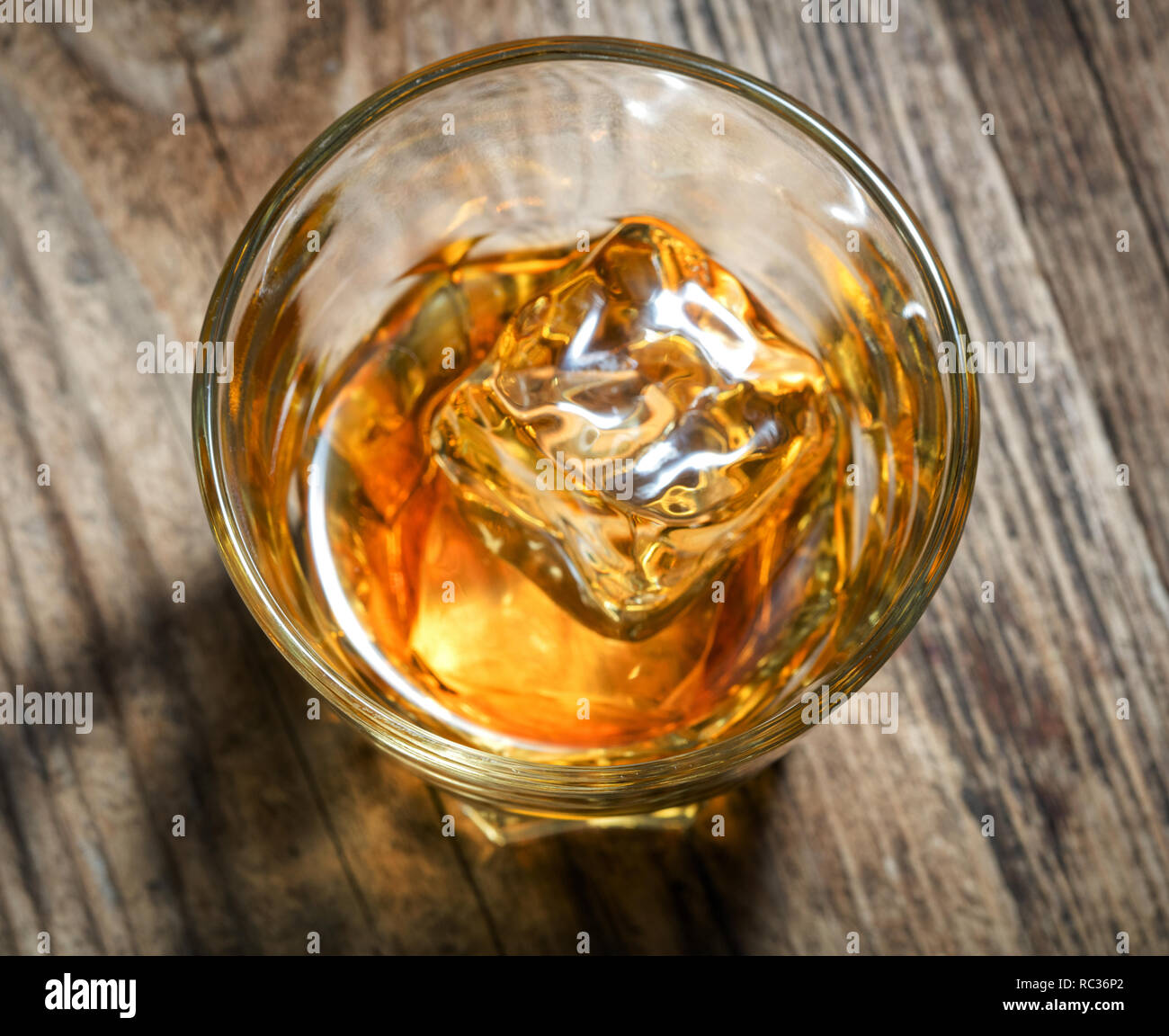 Vista superiore del bicchiere di wiskey su sfondo di legno Foto Stock