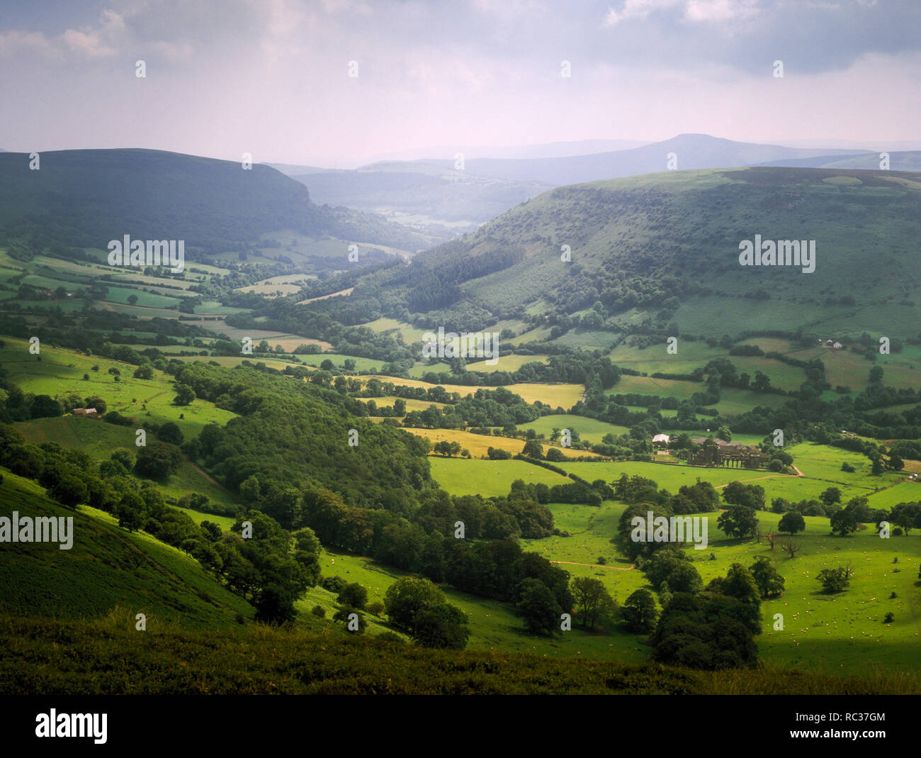 Llanthony Priory e vale di Ewyas da Offa's Dyke Path, Monmouthshire, Galles. Il Pan di Zucchero in distanza. Foto Stock