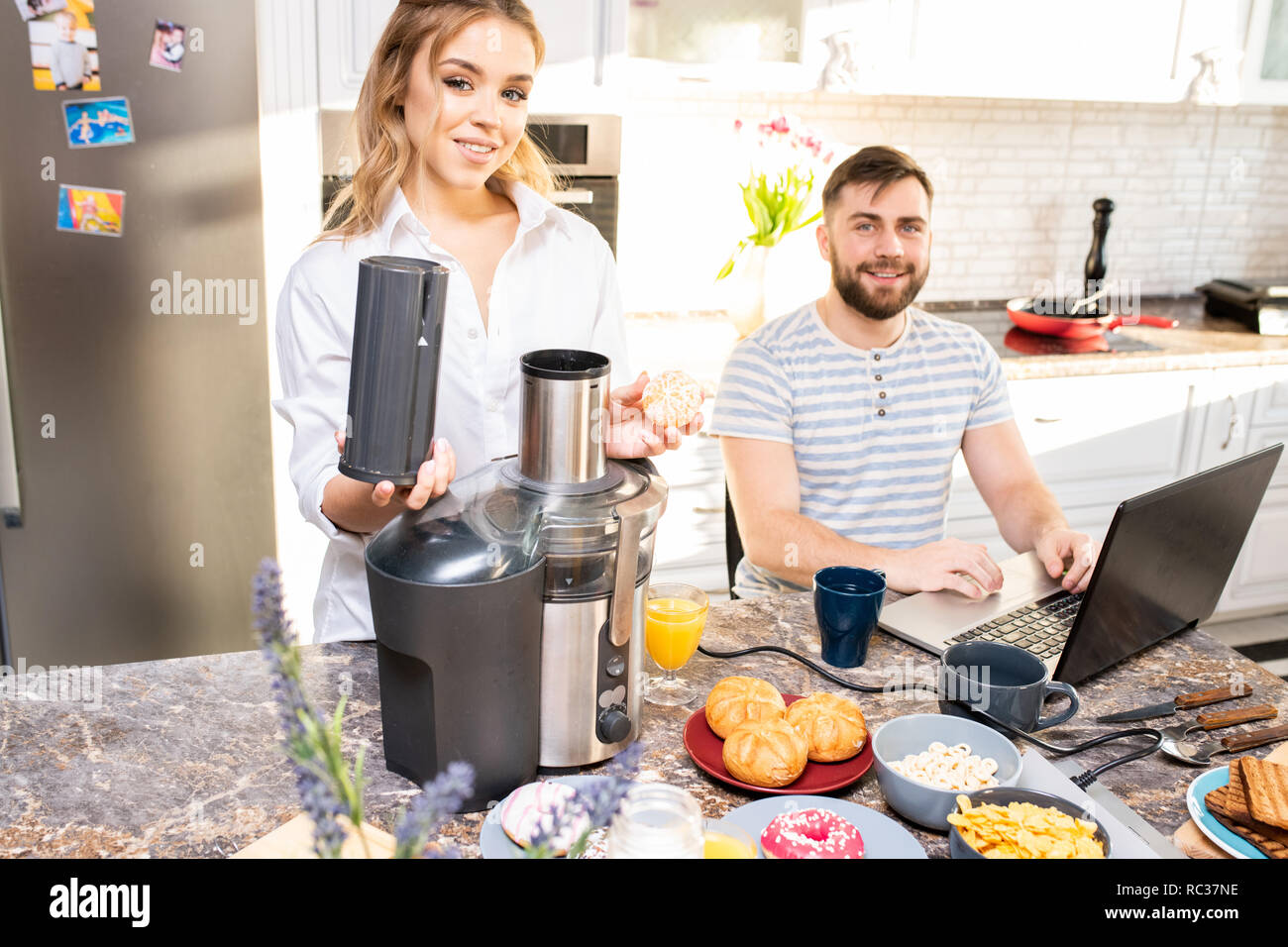 Sorridente Coppia giovane in cucina Foto Stock