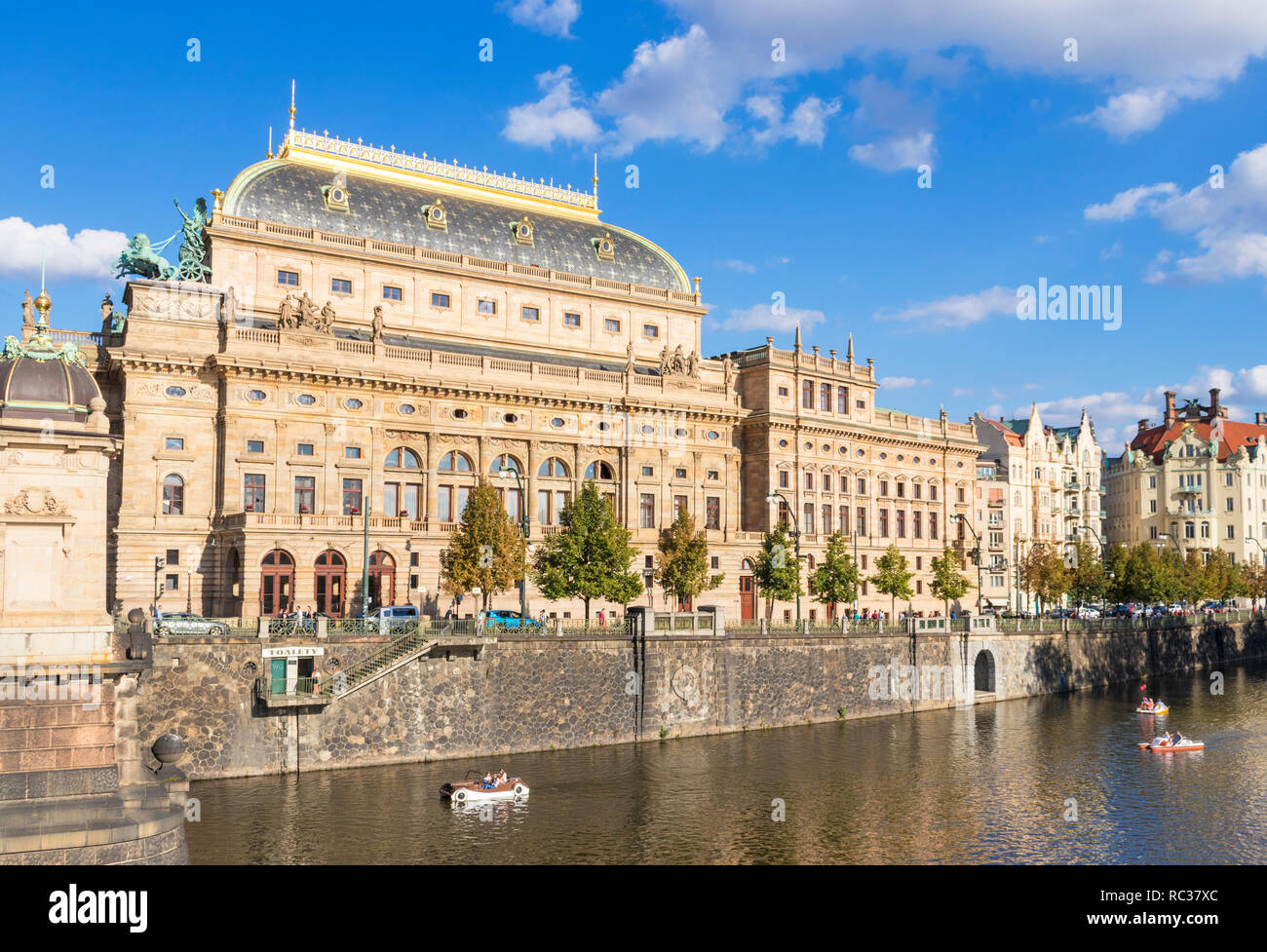 Teatro Nazionale di Praga Národní divadlo sulle rive del fiume Vltava con persone sul fiume in barche di Praga Repubblica Ceca Europa dell'UE Foto Stock