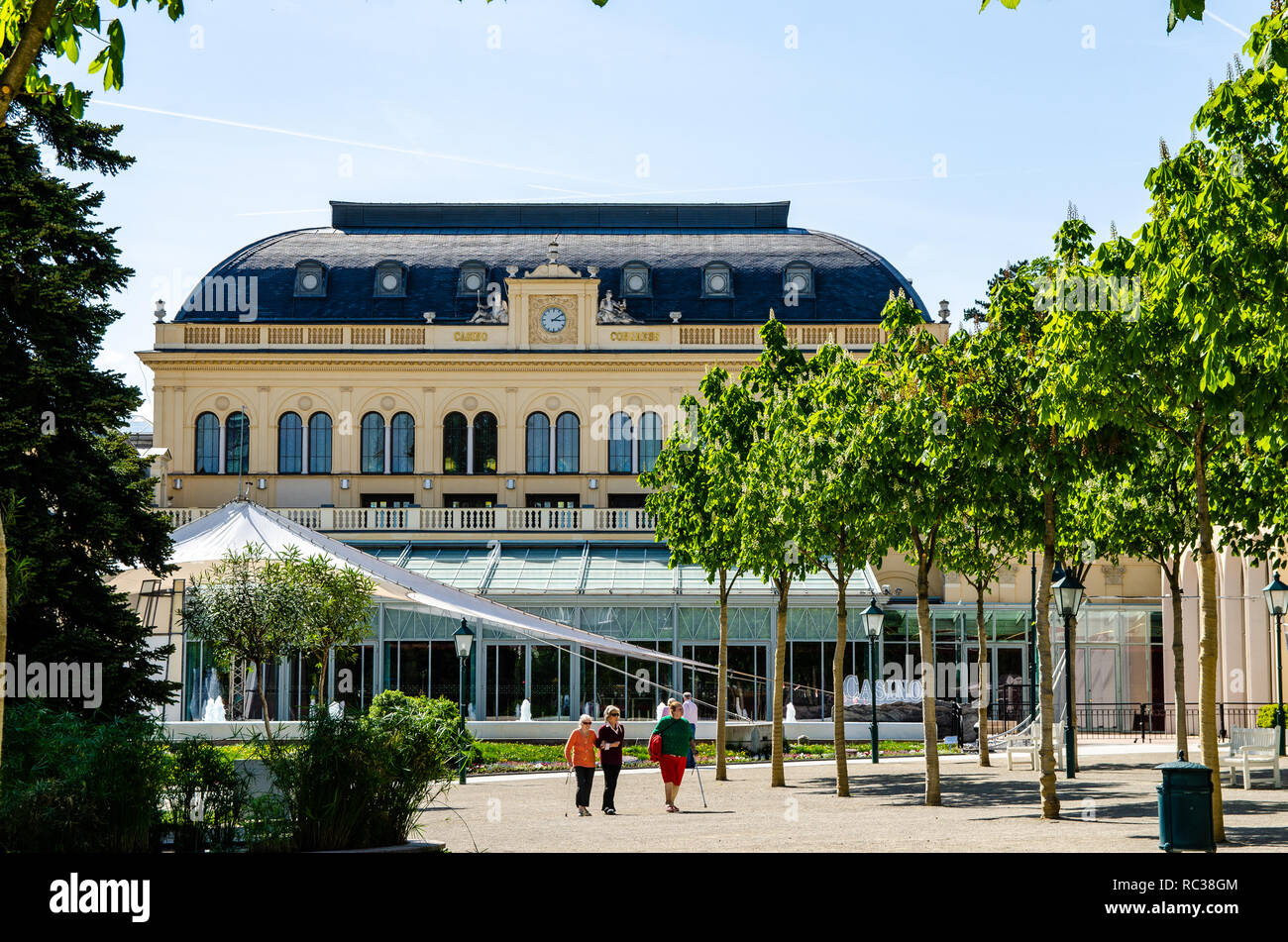 Baden bei Wien, Vienna - Austria - 25.04.2015: vista sul famoso Grand Casino in città turistica giornata soleggiata, persone che camminano da. Foto Stock