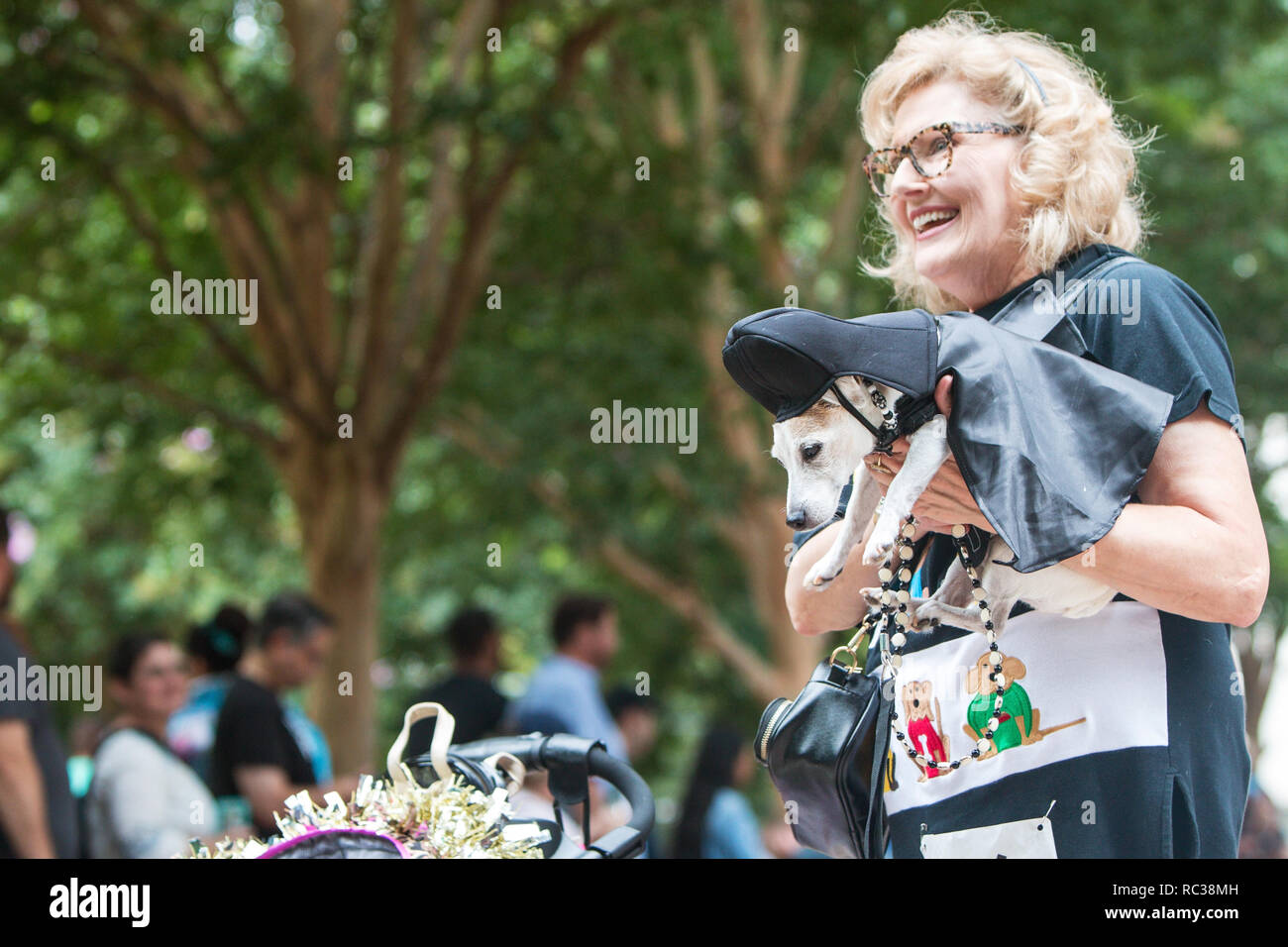 Una donna porta un piccolo cane vestito come Darth Vader di Star Wars come lei e il suo cane partecipare Doggy con un cane di costume contest in Atlanta, GA. Foto Stock