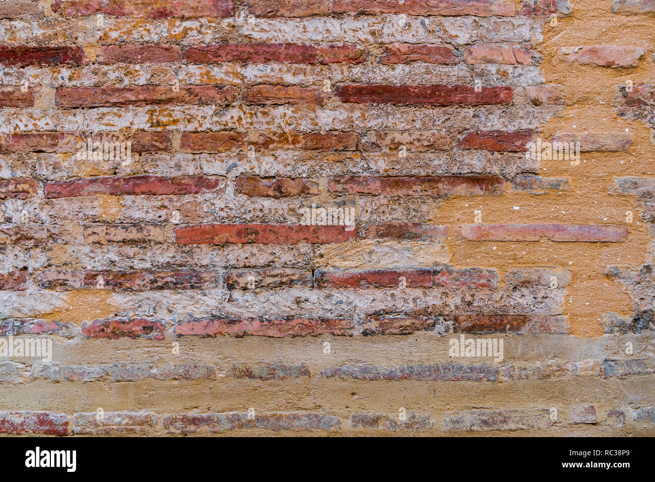 Rosso di un muro di mattoni. Lo stile mediterraneo. Parete di età. Cemento e mattoni. Foto Stock