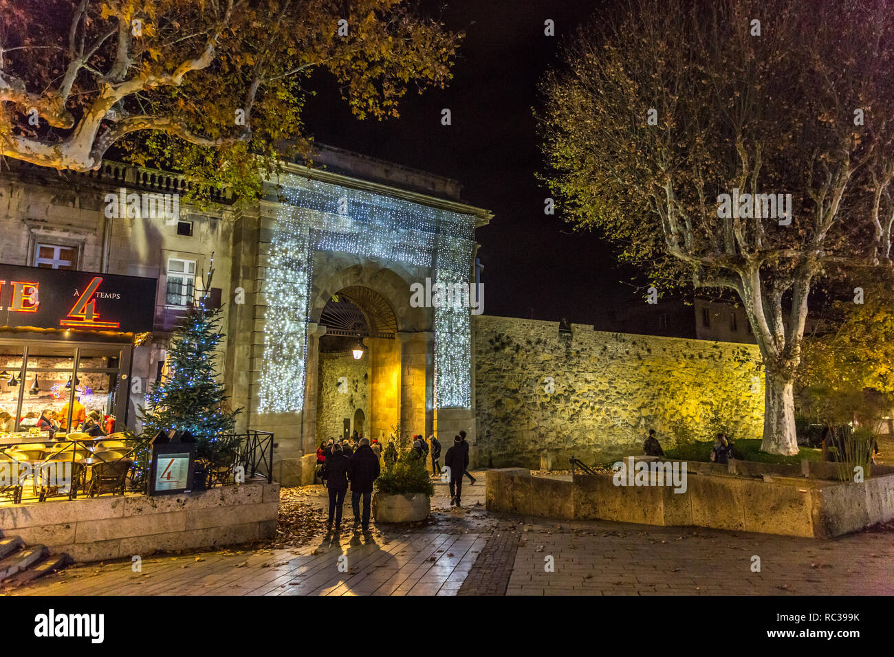 Carcassonne, Francia - Dez decimo 2017 - un grande gruppo di persone di entrare nella città vecchia di Carcassonne a secco con alberi e ristorante Foto Stock