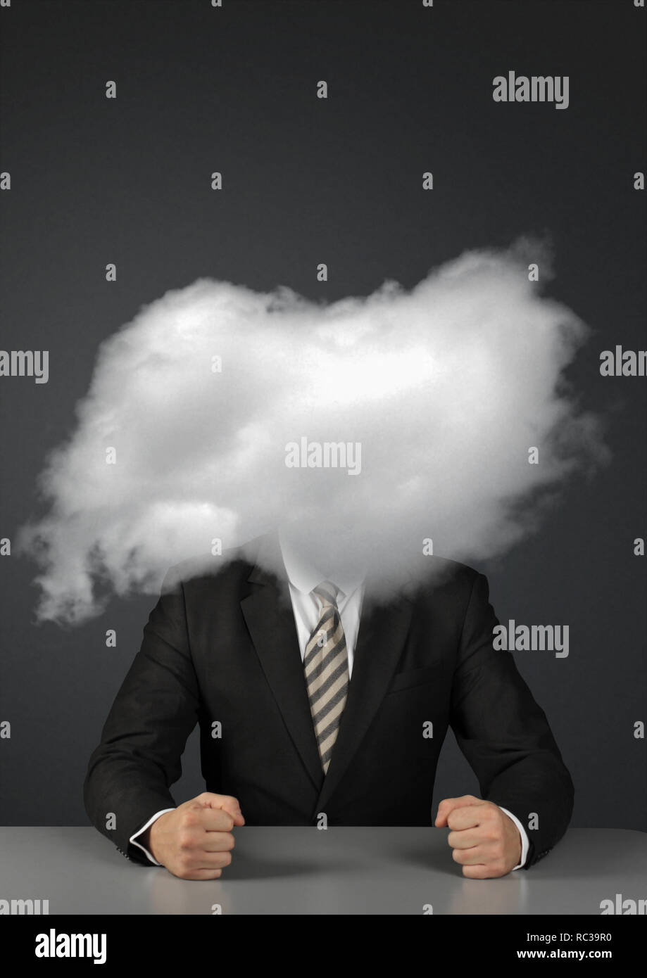 Arrabbiato imprenditore senza volto con la testa nelle nuvole Foto Stock