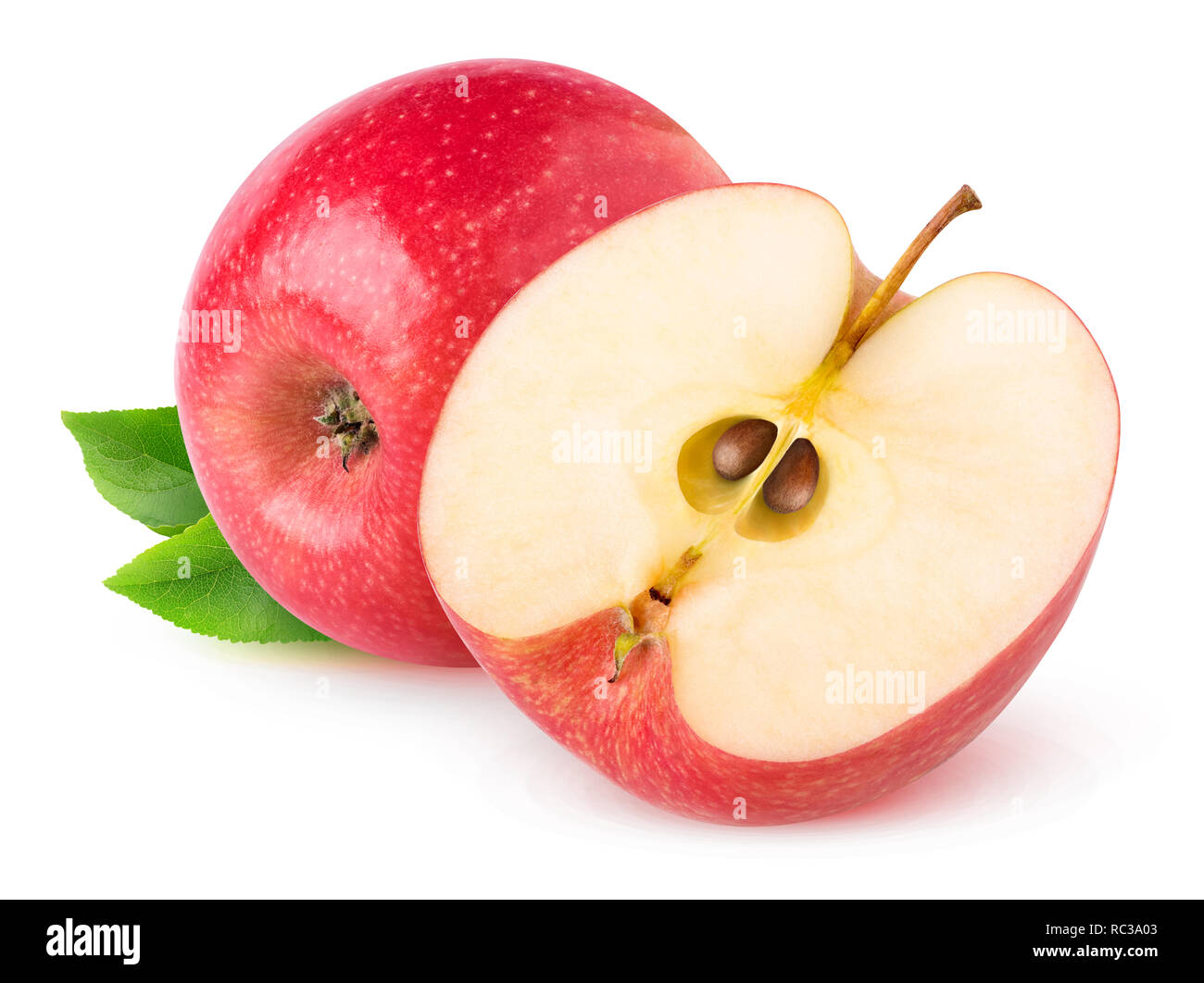 Isolate le mele. Tutta la mela rossa e una metà isolato su sfondo bianco con tracciato di ritaglio Foto Stock