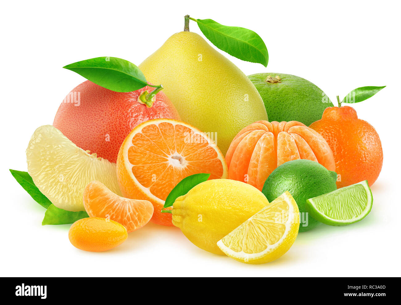 Isolato di agrumi. Arancione, pompelmo, limone, mandarino e kumquat, calce e pomelo in un multicolore pila isolato su sfondo bianco con clippi Foto Stock