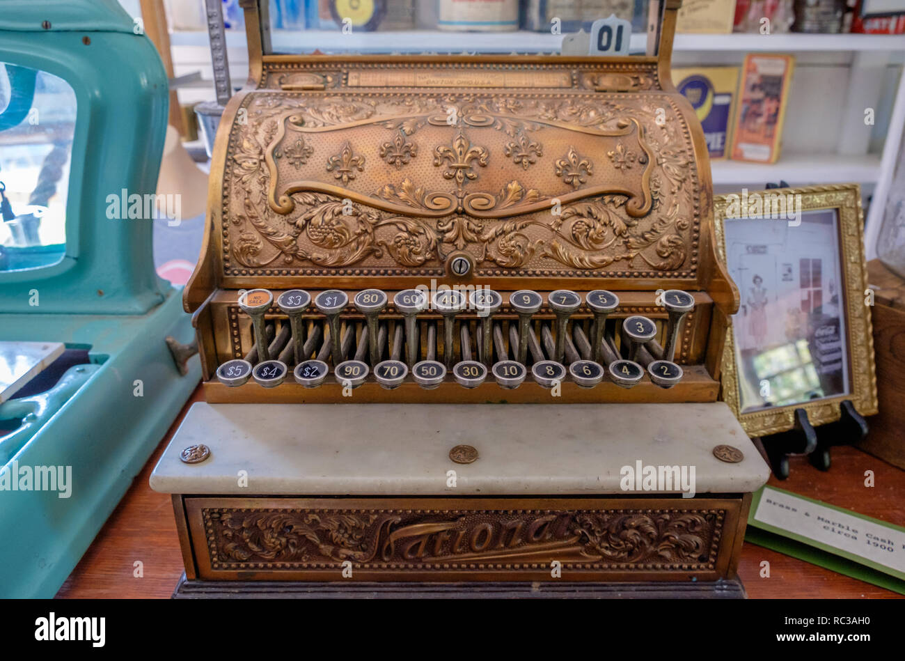 Antique National cash register ornato di decorazione in ottone. Foto Stock