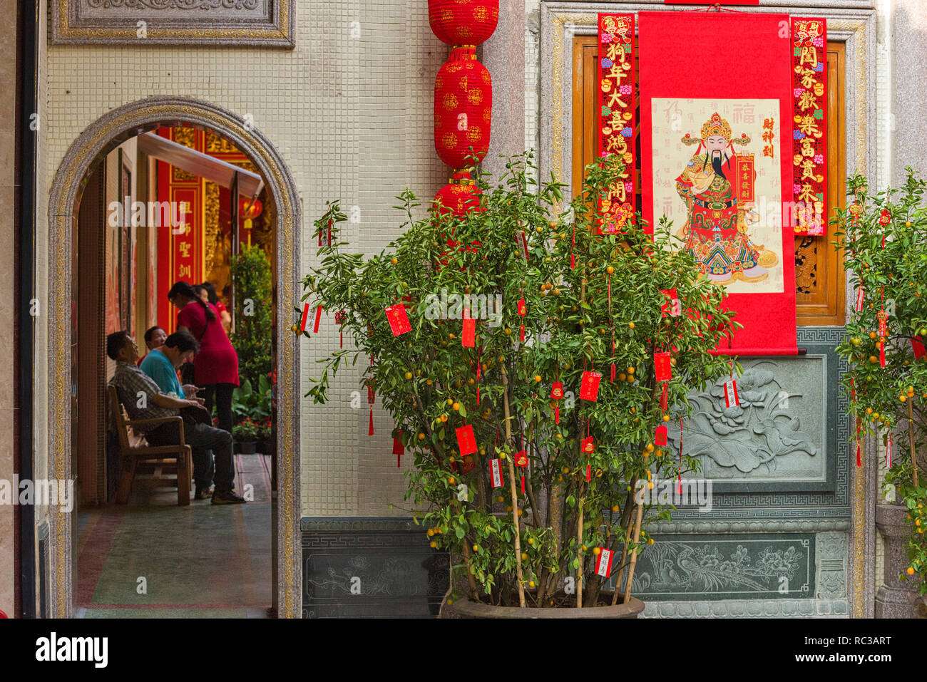 Alberi decorati con busta rossa per il Capodanno cinese in Wat Mangkon Kamalawat a Chinatown, Bangkok, Thailandia Foto Stock