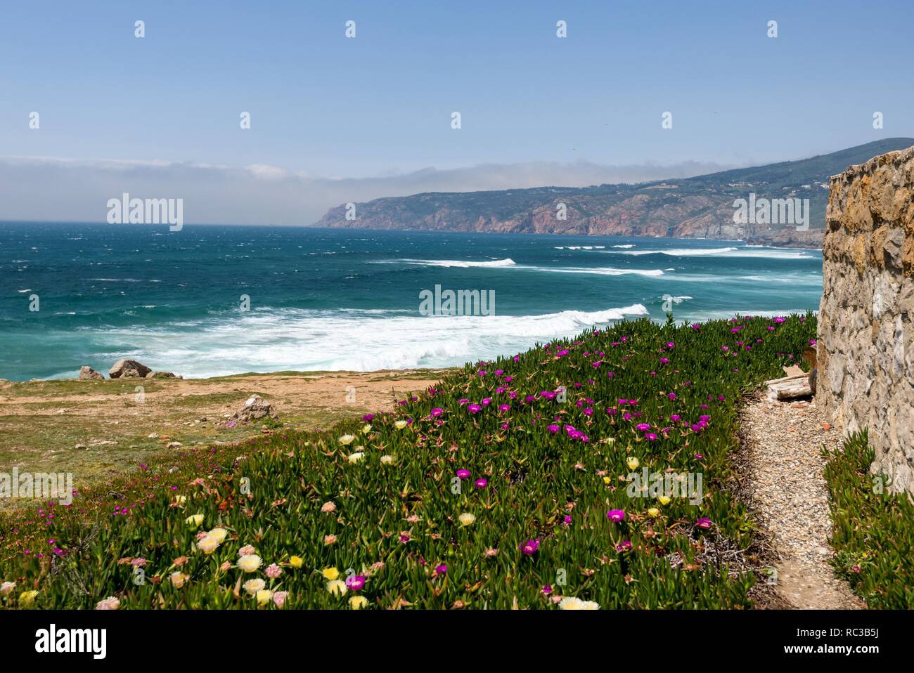 La spiaggia di Praia do Guincho è popolare per il surf, windsurf e kitesurf. Guincho, Parc naturel de Sintra-Cascais, Portogallo Foto Stock