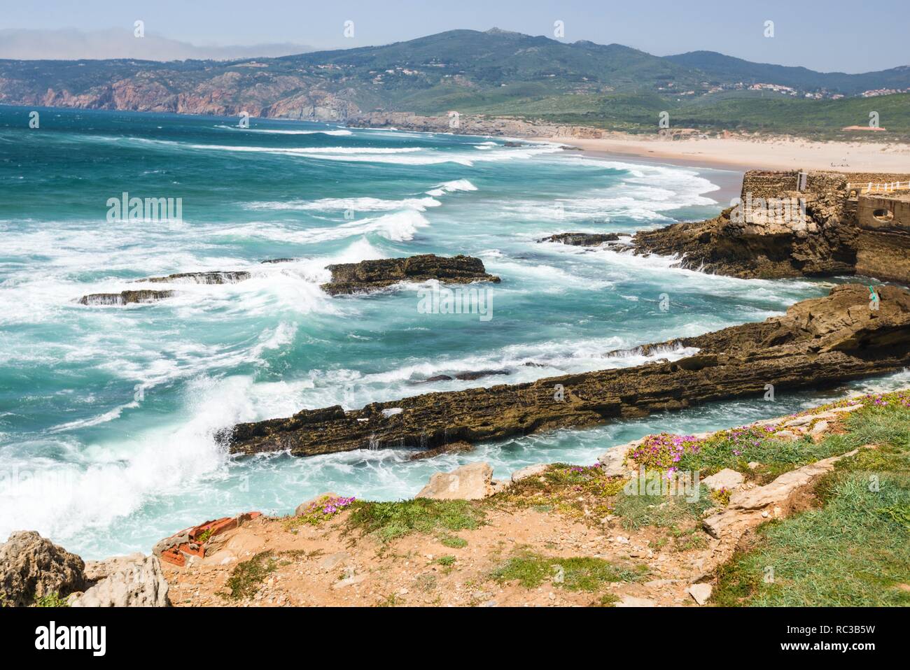 La spiaggia di Praia do Guincho è popolare per il surf, windsurf e kitesurf. Guincho, Parc naturel de Sintra-Cascais, Portogallo Foto Stock