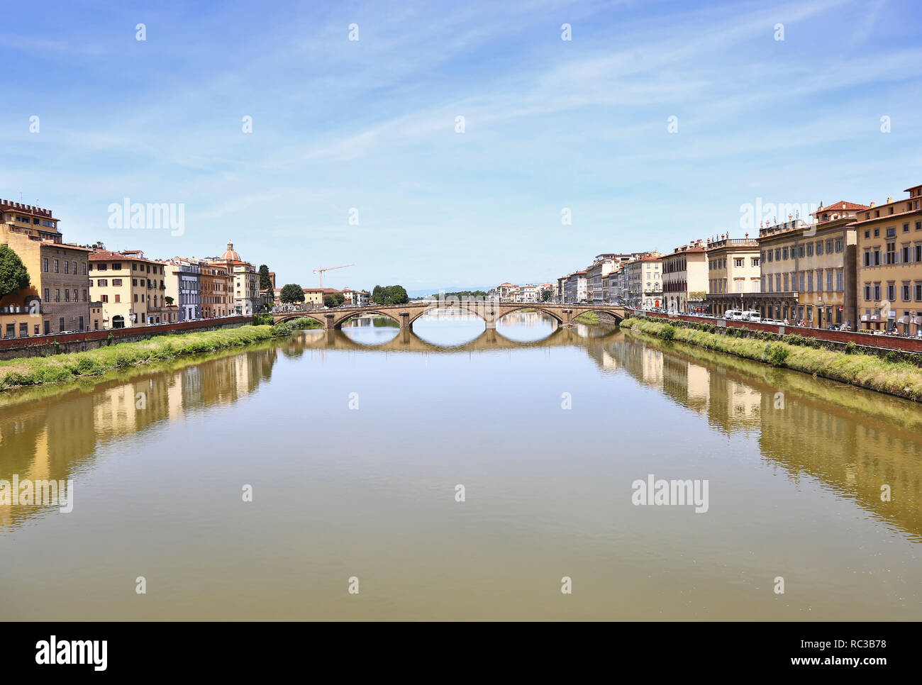 Tradizionali edifici italiani riflessa sul fiume Arno Firenze Italia Foto Stock