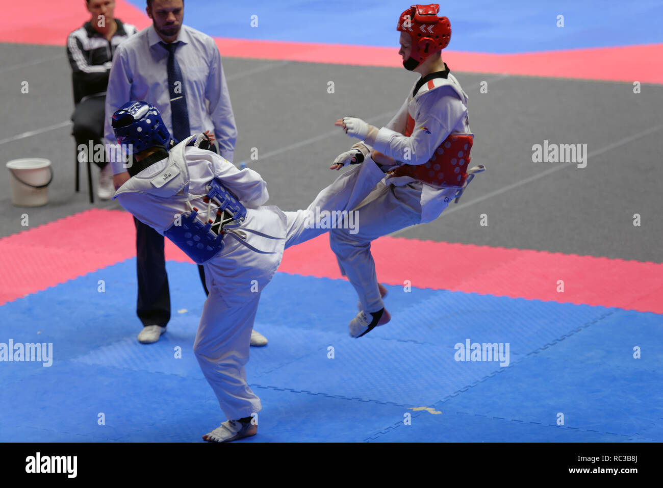 San Pietroburgo, Russia - 17 Ottobre 2015: Unidentified atleti competere nel singolo torneo di taekwondo durante le arti marziali festival Balti Foto Stock