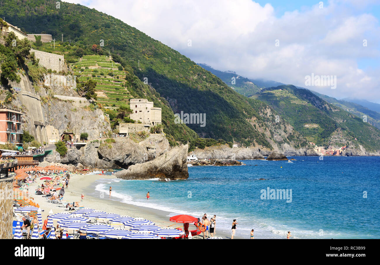 Paesaggio della spiaggia di Fegina spiaggia presso il villaggio di  Monterosso Cinque Terre Italia Foto stock - Alamy