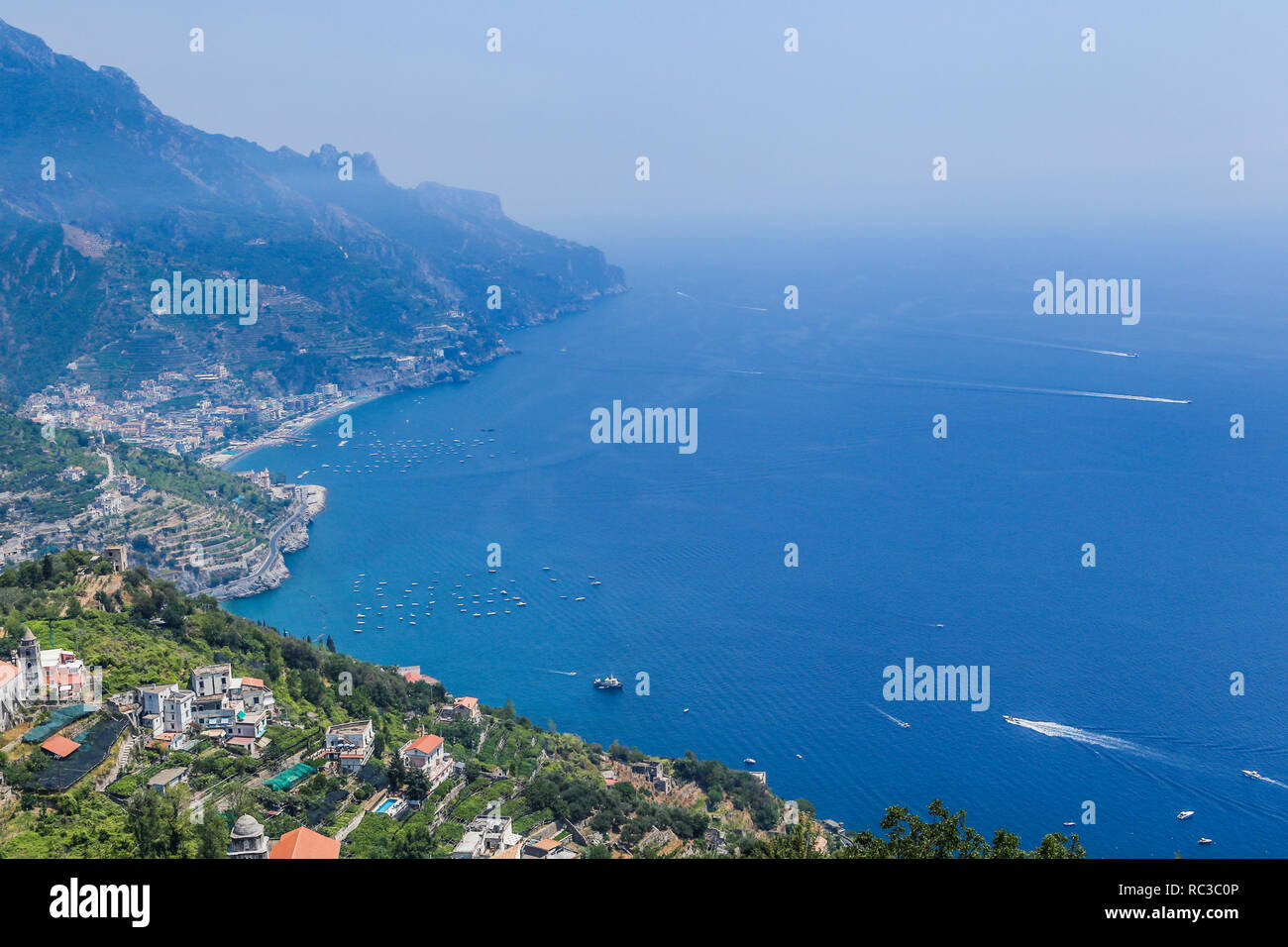 Paesaggio con montagne e mare Tirreno nel villaggio di Ravello, Amalfi, Italia Foto Stock