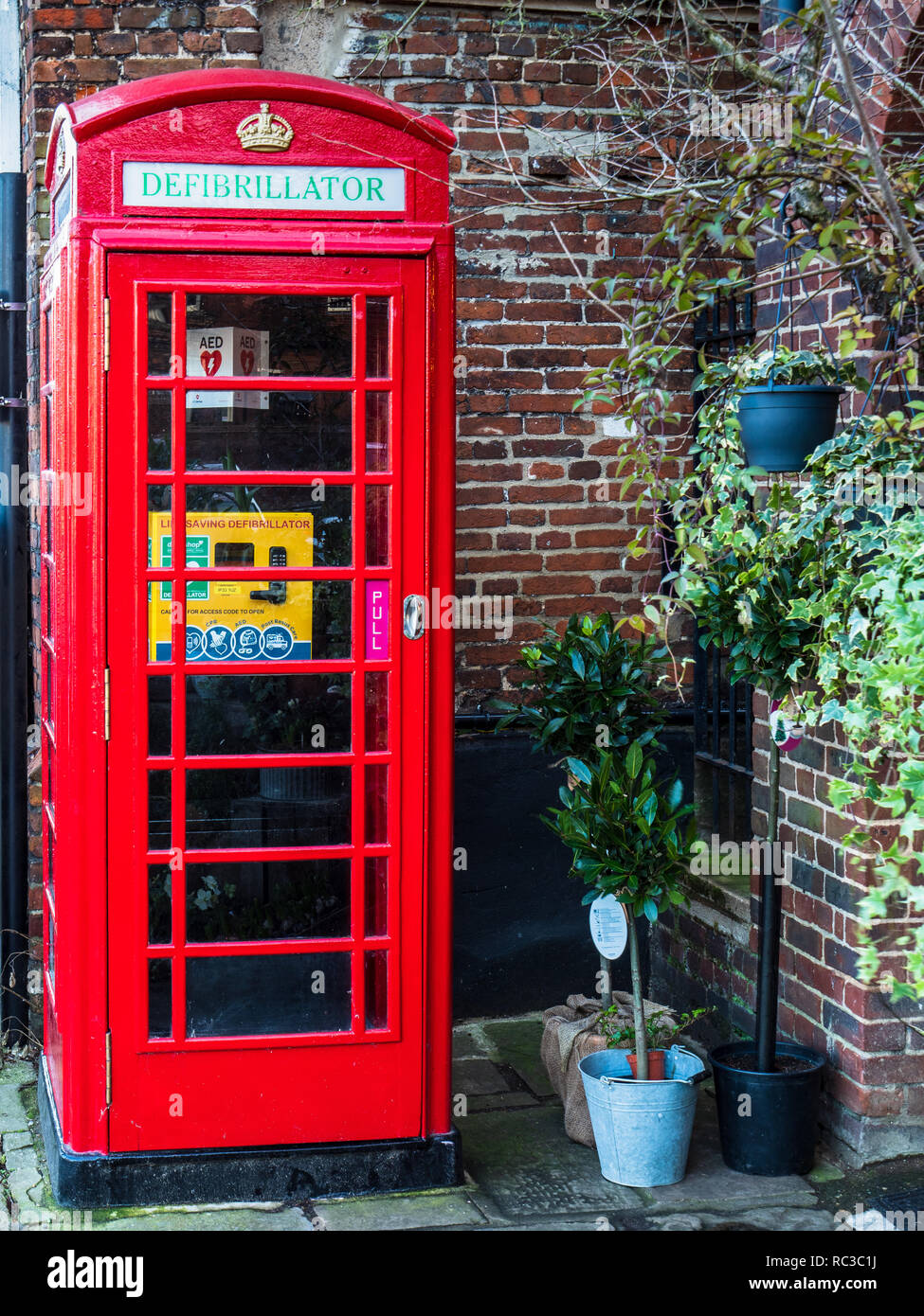 Defibrillatore della scatola del telefono - molte scatole del telefono rosse britanniche sono state convertite in posizioni del defibrillatore. Riutilizzo della scatola del telefono rossa. Foto Stock