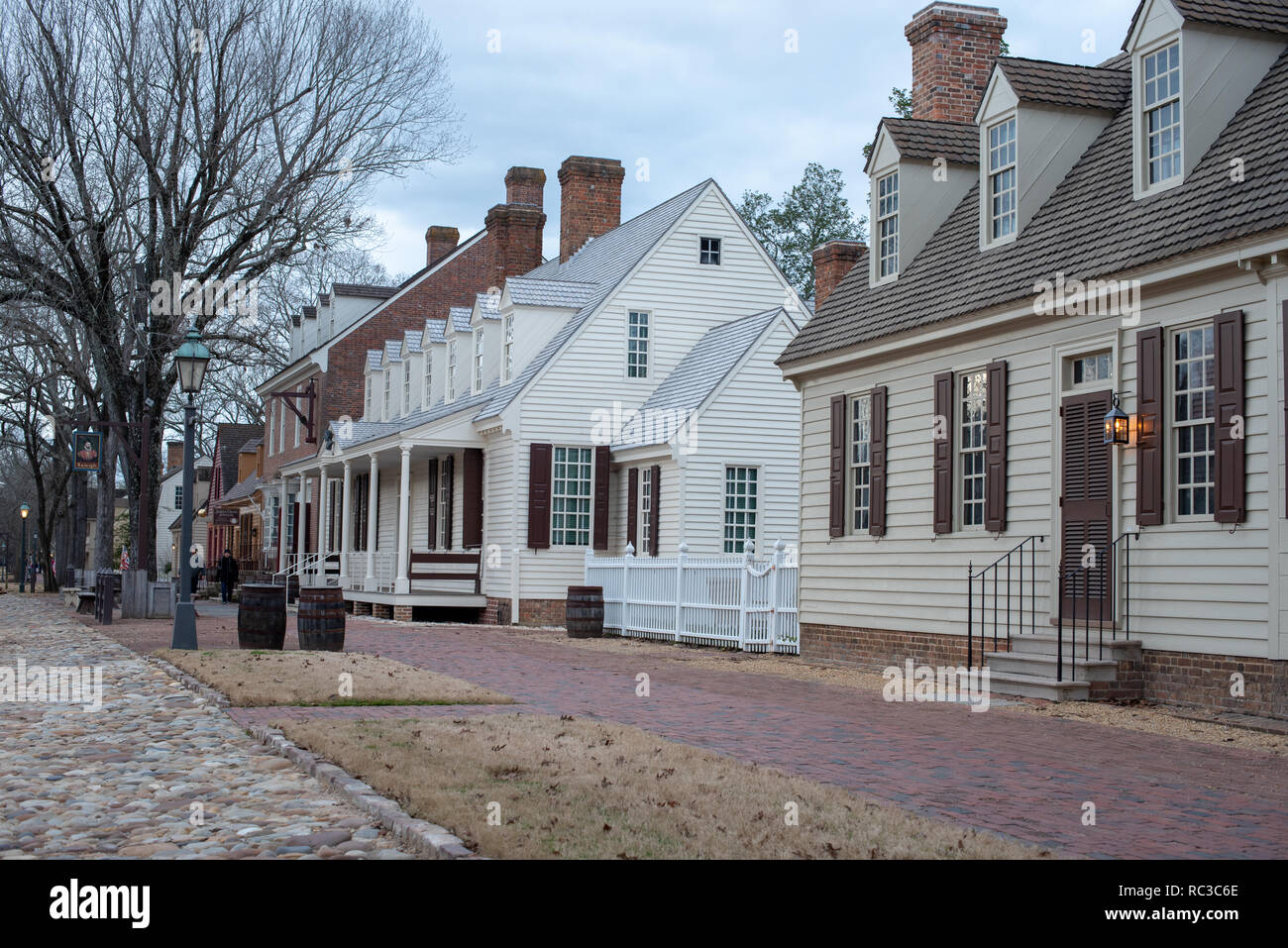 Williamsburg, VA, Stati Uniti d'America -- Gennaio 9, 2019. Foto di negozi, pub e locande a Colonial Williamsburg, VA in un freddo e nuvoloso giorno d'inverno. Foto Stock