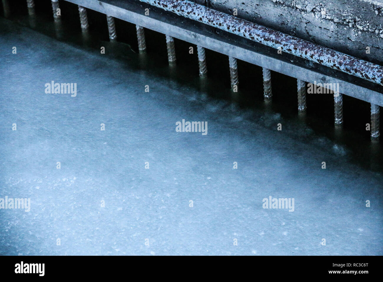 Acqua congelata al gate. Foto Stock