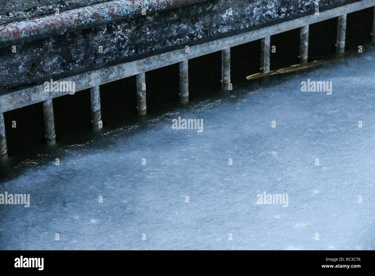 Acqua congelata al gate. Foto Stock