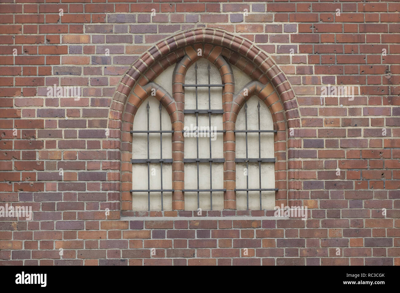 Vecchia chiesa in mattoni rossi finestra che mostra i fori di proiettile dalla Germania nazista, Berlino Foto Stock