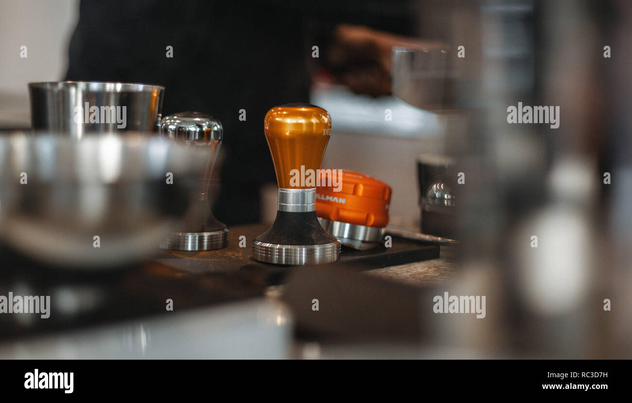Barista caffè costipatore Foto Stock