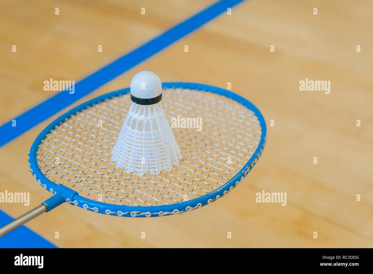 White badminton volano su una sala con pavimento a badminton .close up volani su badminton racchetta a badminton. Foto Stock