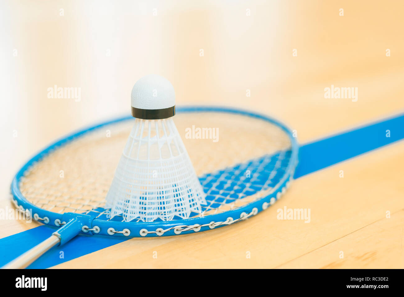White badminton volano su una sala con pavimento a badminton .close up volani su badminton racchetta a badminton. Foto Stock
