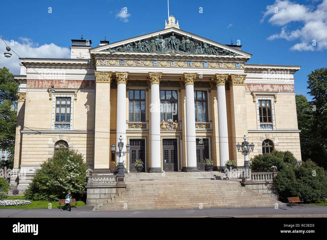 Helsinki, Finlandia - 15 Luglio 2017: la gente a casa dei terreni in un giorno d'estate. Dal 1891, quando fu costruito, esso alloggiati tre nessuno estates Foto Stock