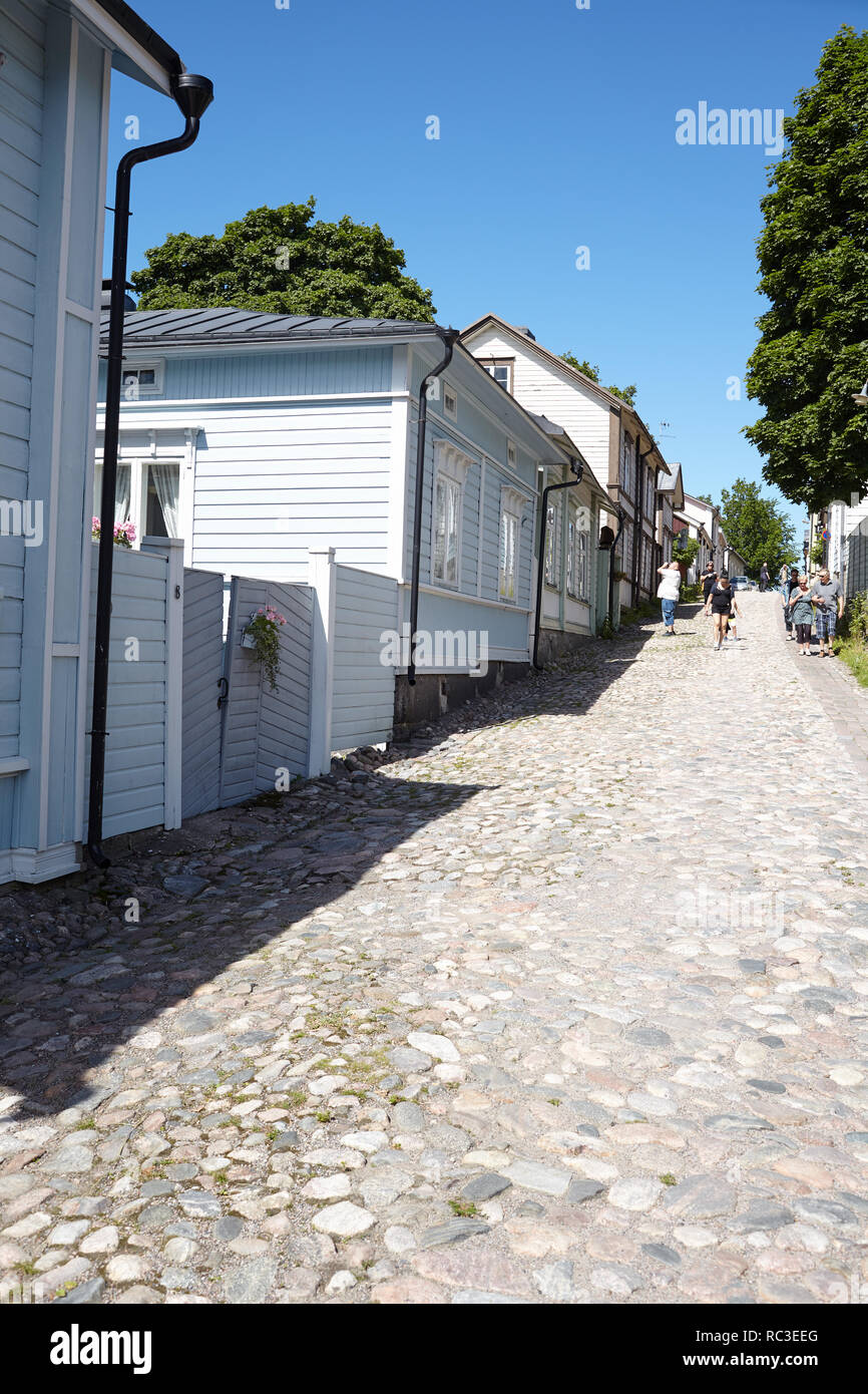 Porvoo, Finlandia - 16 Luglio 2017: persone sulla strada del centro storico di Porvoo. Porvoo, Borga in svedese, è una delle sei città medievali in Finlandia, fi Foto Stock