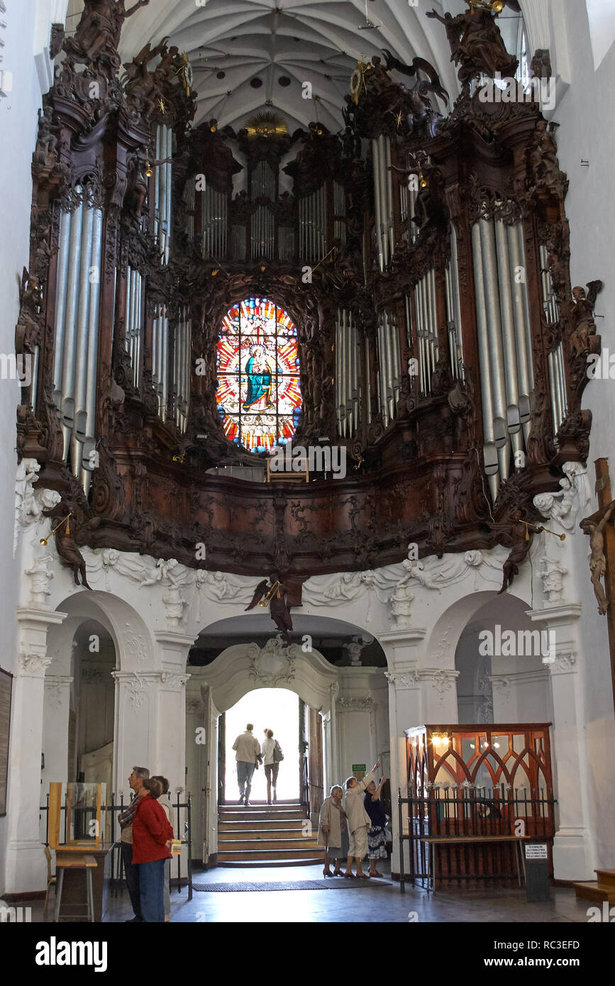 Gdansk, Polonia - 31 agosto 2006: la gente nella Cattedrale di Oliwa contro il famoso organo. L'organo è stata progettata e costruita tra gli anni 1763 e 17 Foto Stock