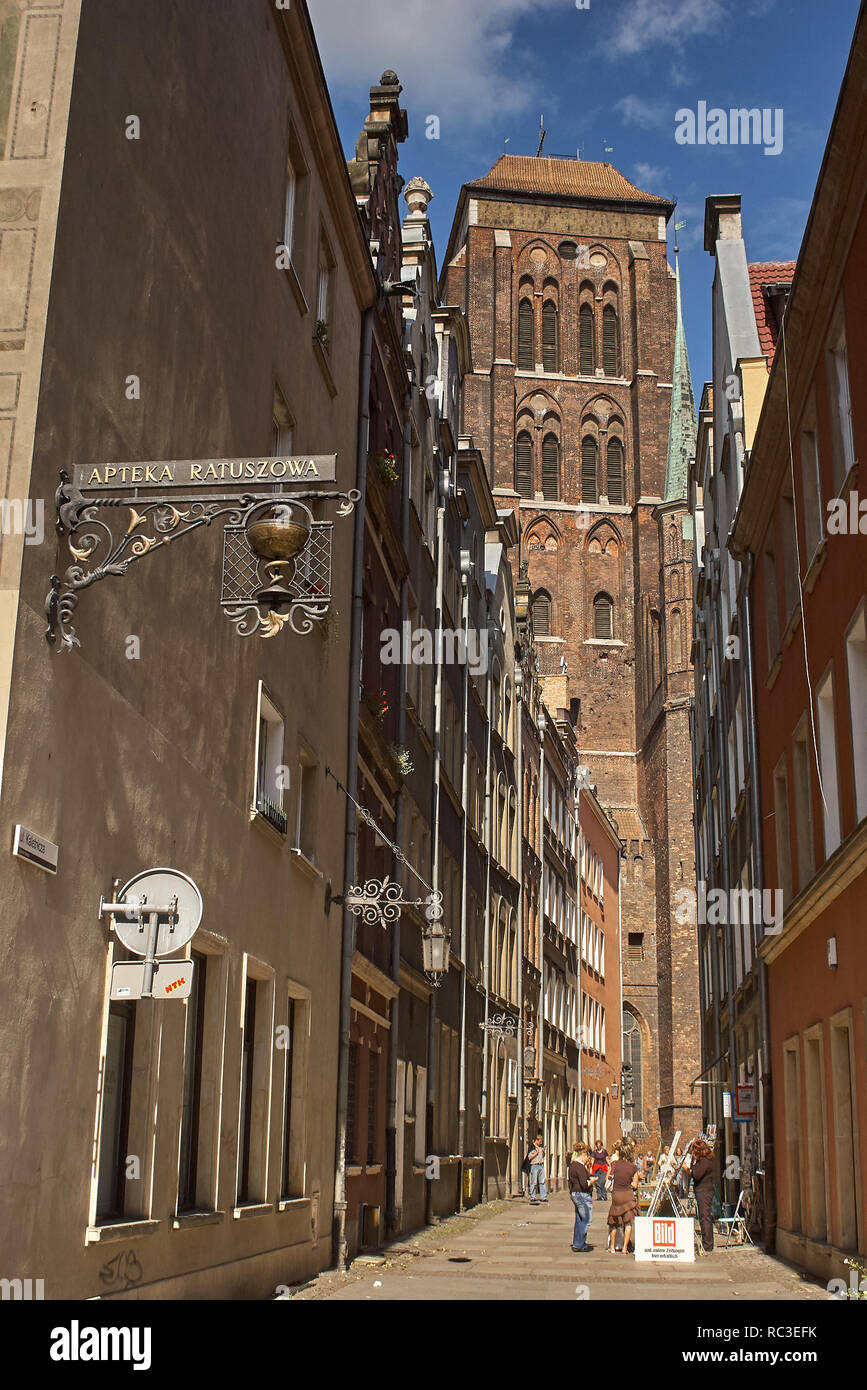 Gdansk, Polonia - 31 agosto 2006: Persone Kaletnicza sulla strada che conduce alla chiesa di S. Maria. È la seconda più grande chiesa di mattoni nel mondo Foto Stock