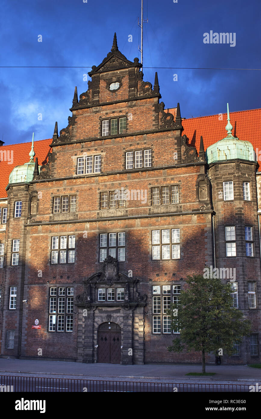 Gdansk, Polonia - 31 agosto 2006: costruzione di Danzica amministrazione della sicurezza interna Agenzia. Essa fu costruita nel 1902-1905 dal disegno di Alfred Muttray Foto Stock