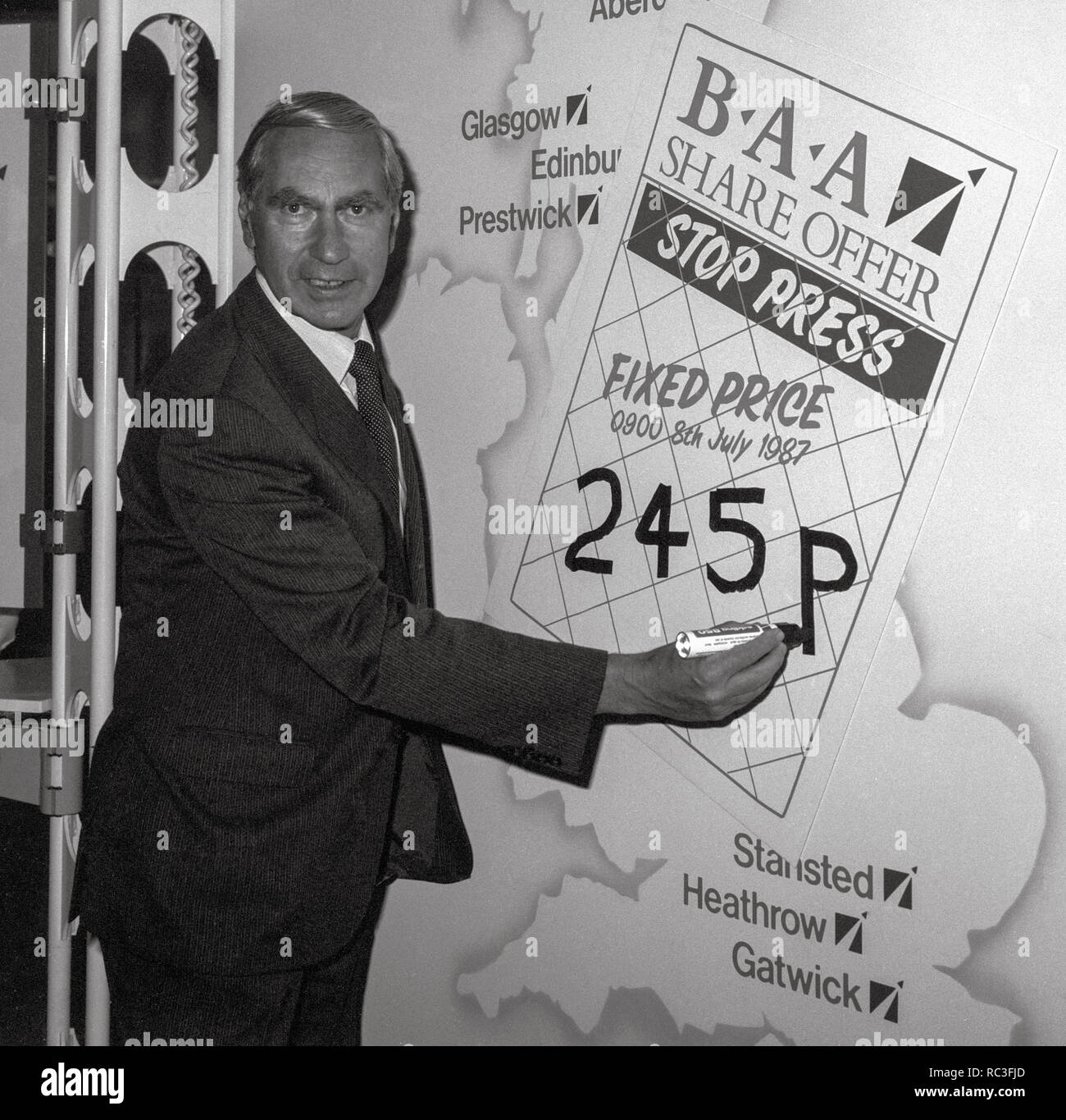 Mike King direttore di aeroporto di Heathrow annunciando la quota B.A.A. offerta prezzo quando è stata privatizzata in data 8 luglio 1987, incremento di £ 1,28 miliardi pound per il governo. Foto Stock