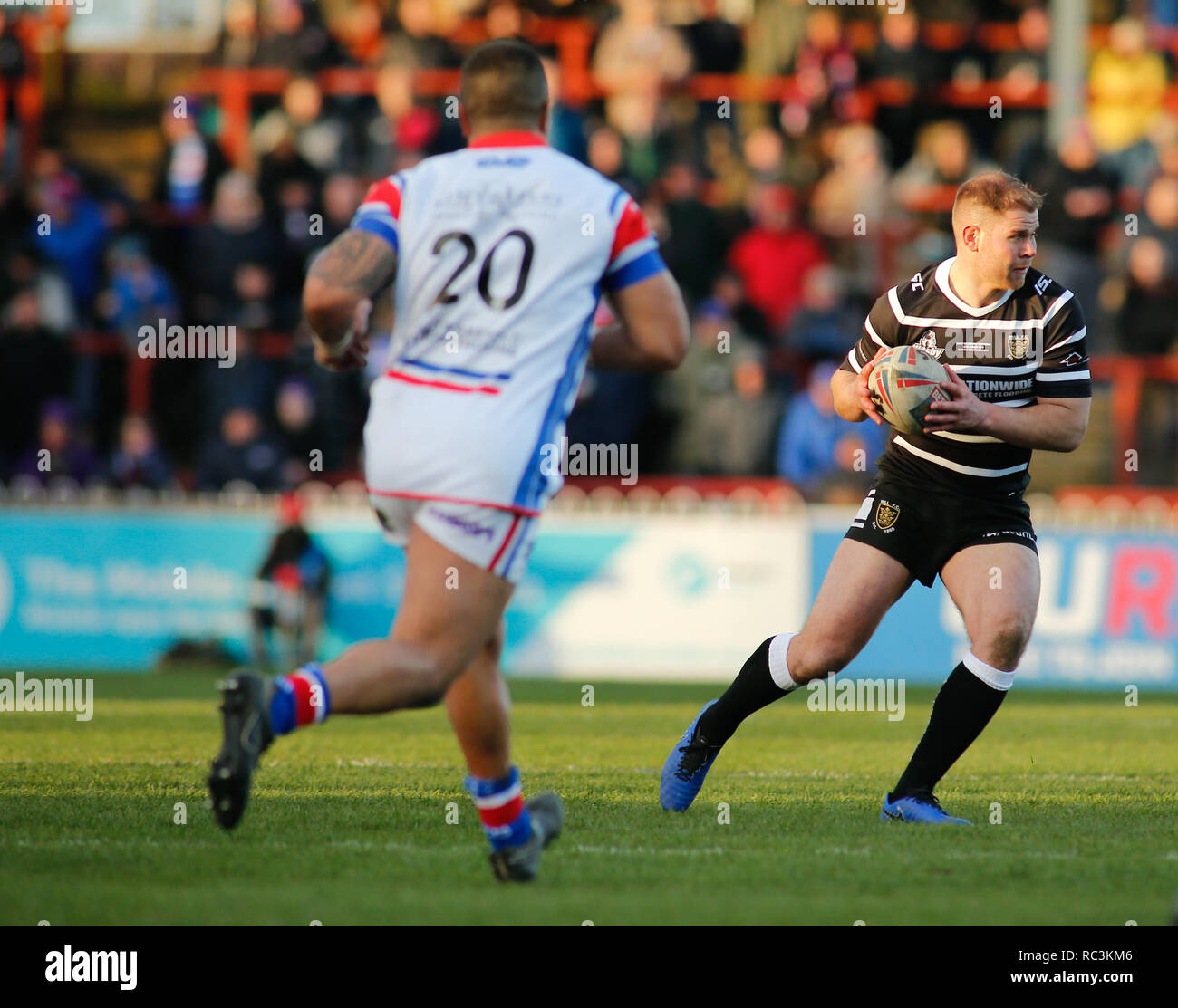 Wakefeild, West Yorkshire, Regno Unito. 13 gennaio 2019. Il Razzo Mobile Stadium, Belle Vue, Wakefield, West Yorkshire, Regno Unito, 13 gennaio 2019 Danny Washbrook di Hull FC sull'attacco (R) contro Wakefield Trinity Wildcats durante Danny Kirmond e Danny Washbrook Testimonial del match Credito: Touchlinepics/Alamy Live News Credit: stephen Gaunt/Alamy Live News Foto Stock