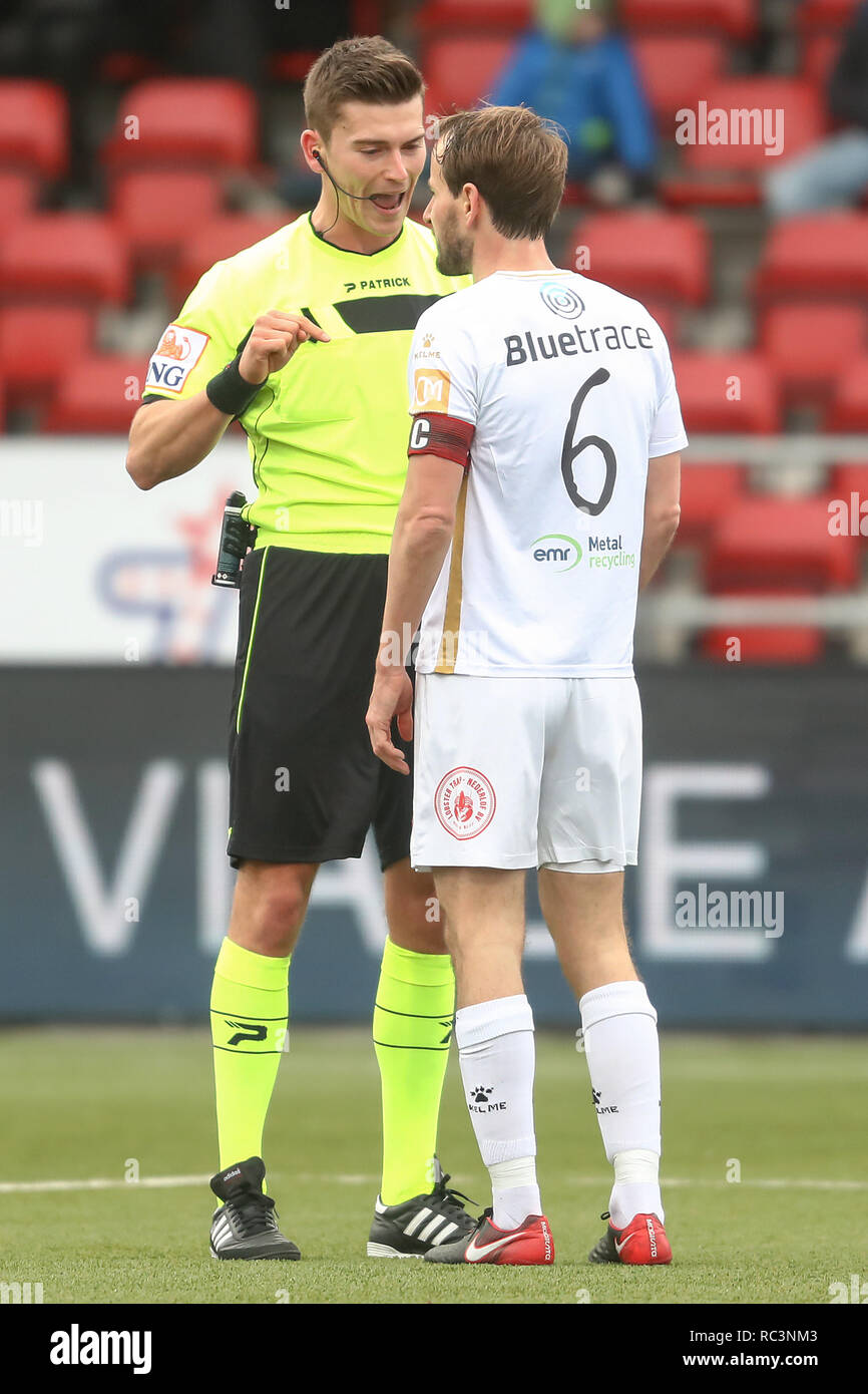 VELSEN , 13-01-2018 , Telstar - Helmond Sport , Rabobank IJmond Stadion , Calcetto , Keuken Kampioen Divisie , Stagione 2018 / 2019. scheidsrechter Wesli de Cremer durante il match Telstar - Helmond Sport (1-1) Foto Stock