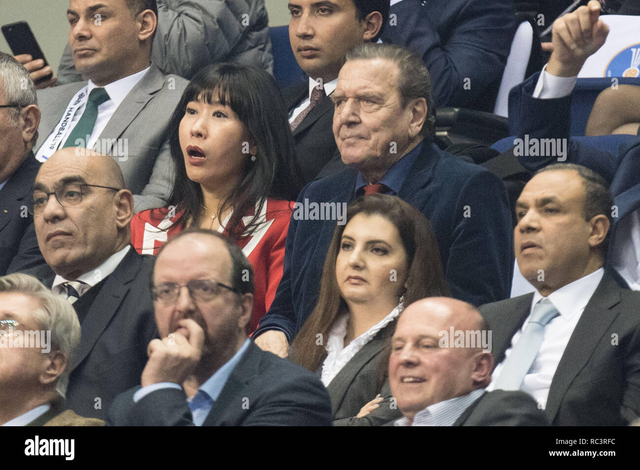 Berlino, Deutschland. Decimo gen, 2019. Il cancelliere tedesco Gerhard Schroeder (destra) con sua moglie Kim So-Yeon seduti tra il pubblico, sulle tribune, TribÃ ne, spettatori, valutazione, ospiti GÃ ste, Turno preliminare gruppo A, Corea (COR) - Germania (GER) 19:30, su 10.01.2019 a Berlino e in Germania. Pallamano World Cup 2019, dal 10.01. - 27.01.2019 in Germania e in Danimarca. | Utilizzo di credito in tutto il mondo: dpa/Alamy Live News Foto Stock