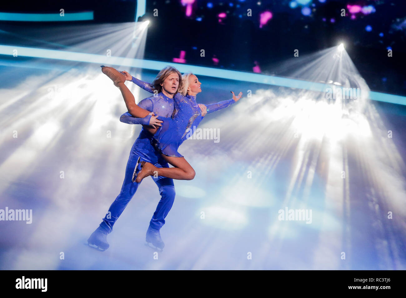 13 gennaio 2019, nella Renania settentrionale-Vestfalia, Köln: John Kelly, musicista, e Annette Dytrt, figura skater, sono sul ghiaccio nel live show di SAT.1 mostra 'Dancing su ghiaccio". Foto: Rolf Vennenbernd/dpa Foto Stock