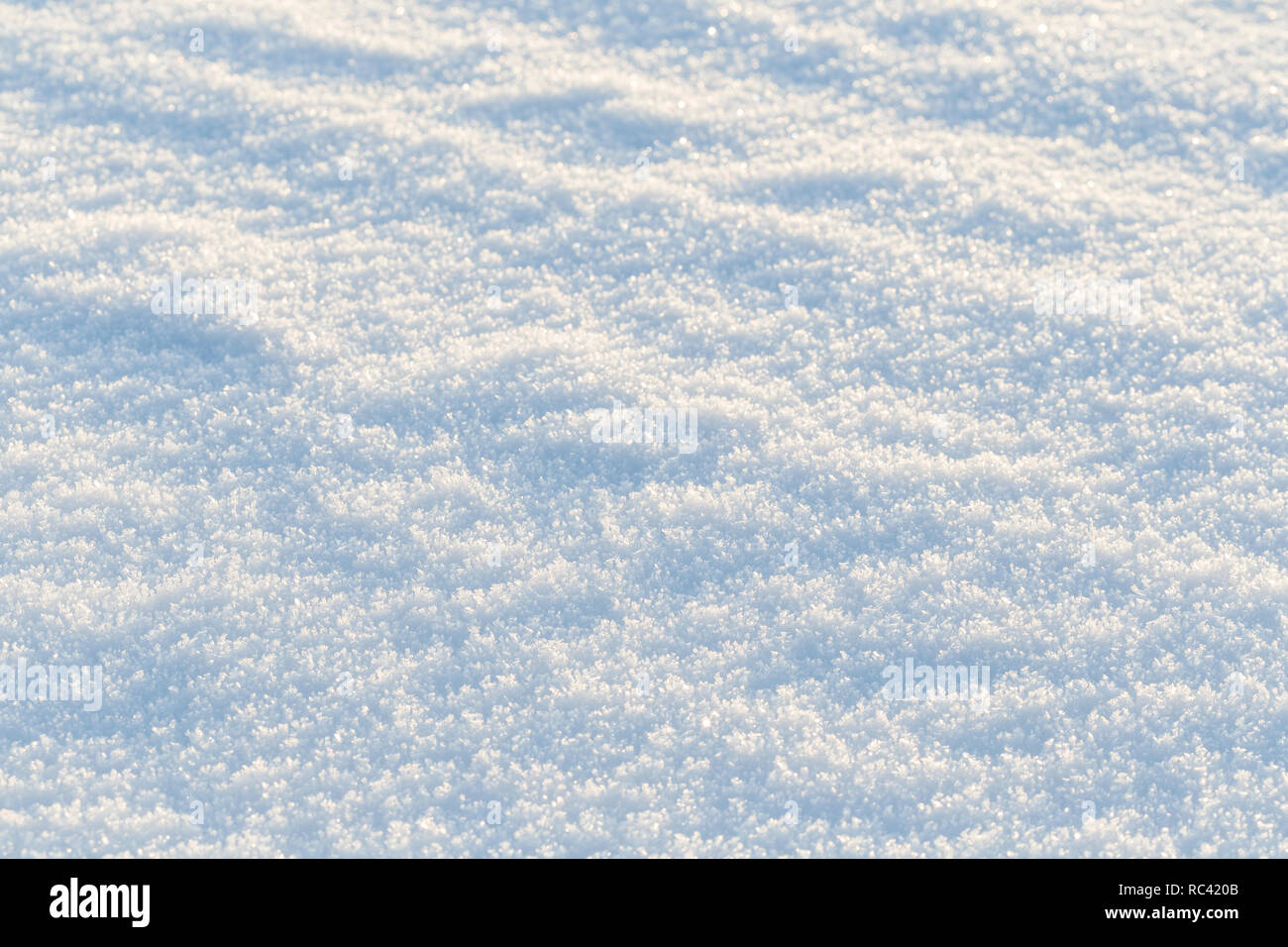 Close-up di neve fresca sul terreno in una giornata di sole, buona come una stagione invernale dello sfondo. Foto Stock